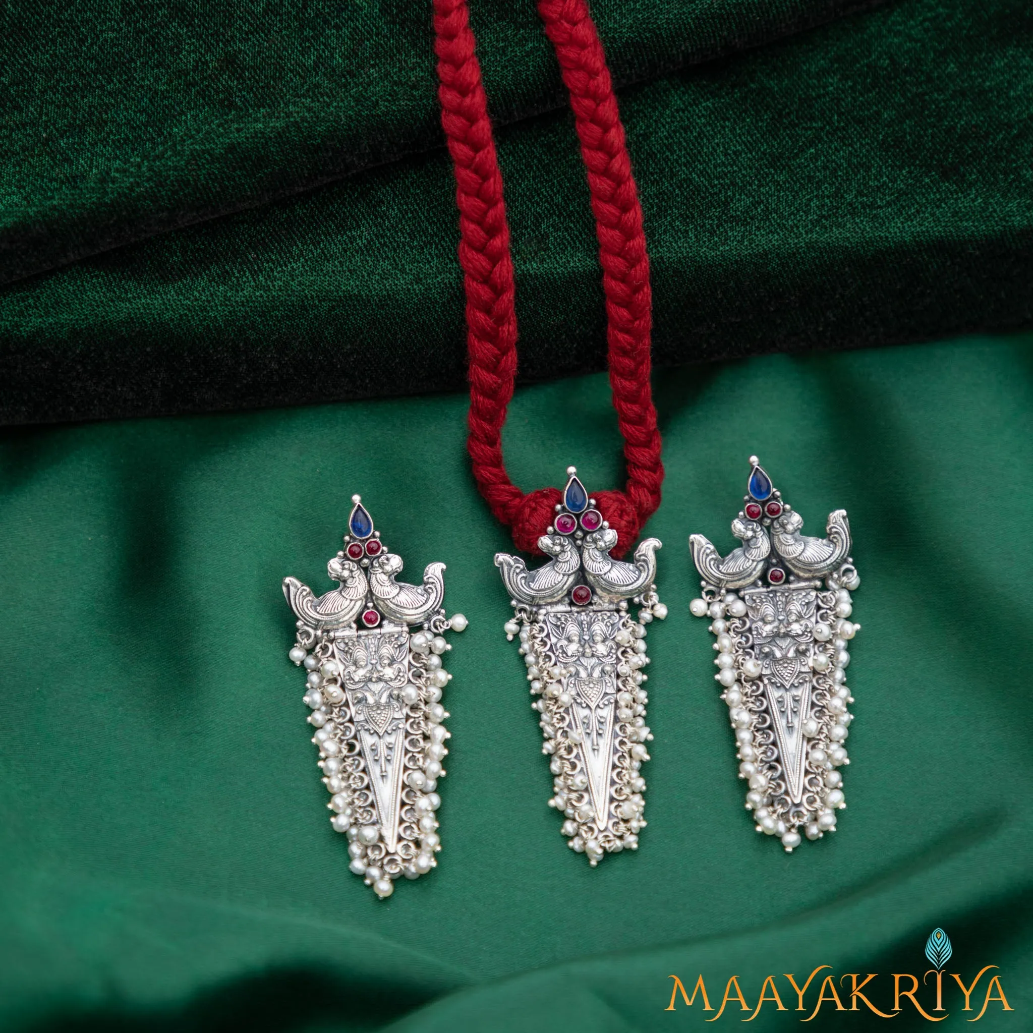 Trikone Mura Yali Kempu & Neela Pendant Set