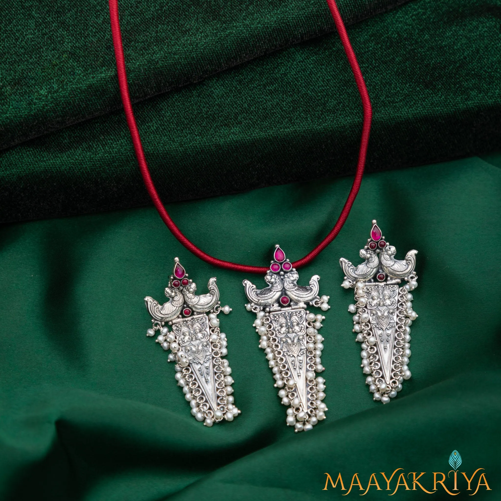 Trikone Mura Yali Kempu & Neela Pendant Set