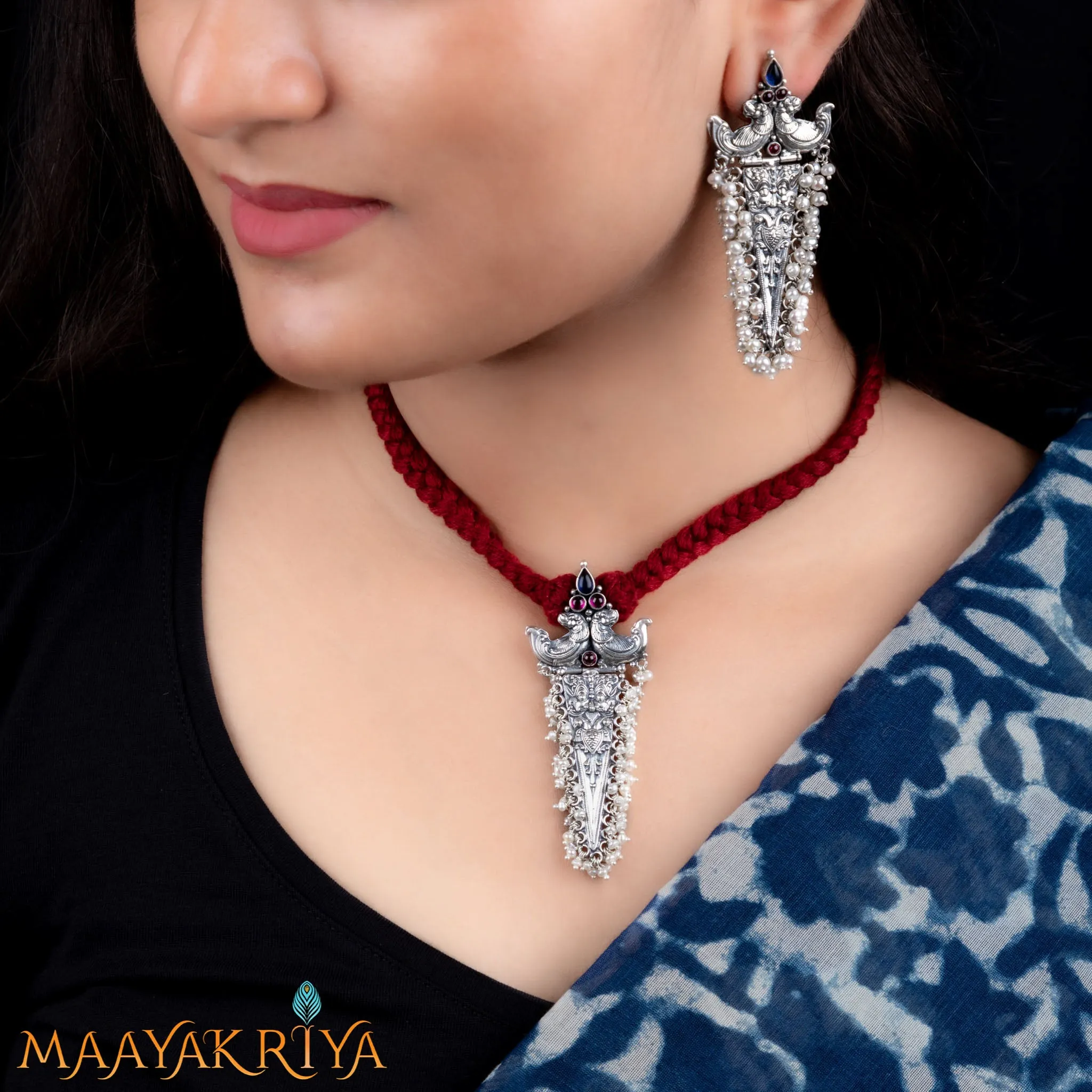 Trikone Mura Yali Kempu & Neela Pendant Set