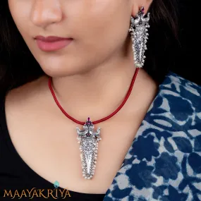 Trikone Mura Yali Kempu & Neela Pendant Set